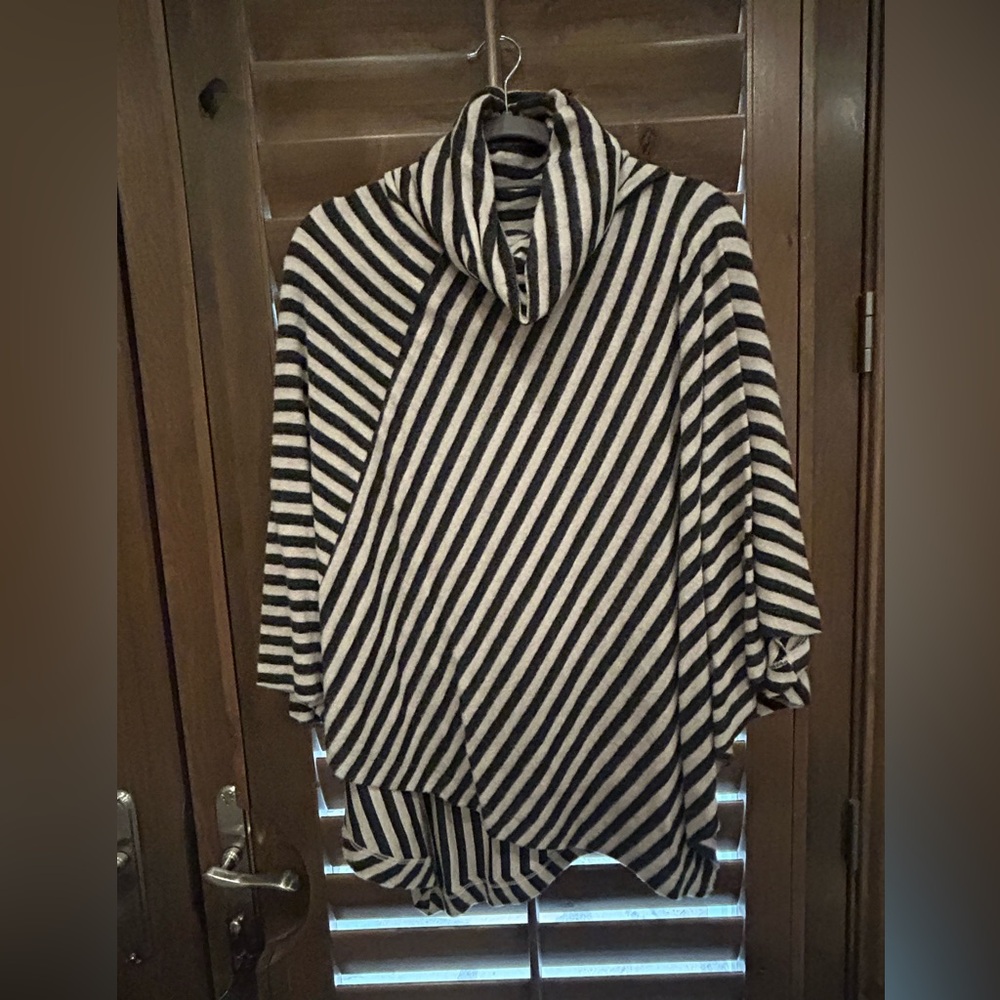 Capote Soft Striped Tan and Gray Turtleneck Poncho Size S/M. EUC.
